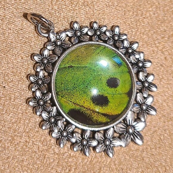Real Butterfly Wing Floral Pendant Green - Picture 3 of 8